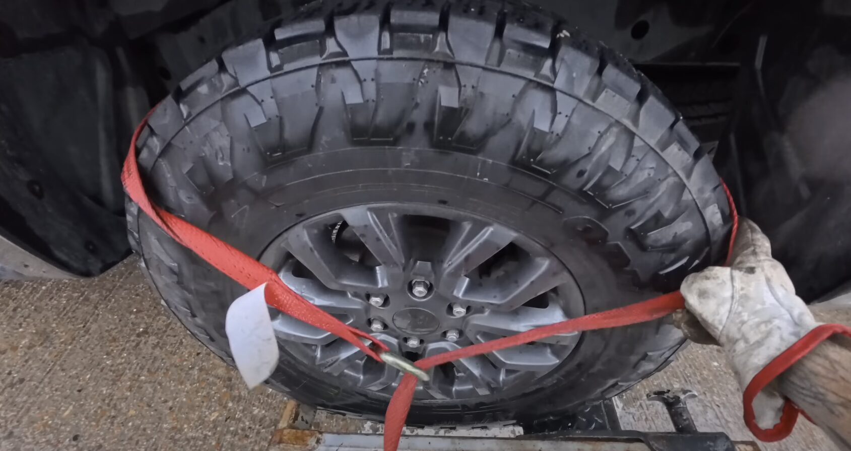 24/7 Emergency Towing - Edina Towing Service Emergency towing service securing vehicle wheel