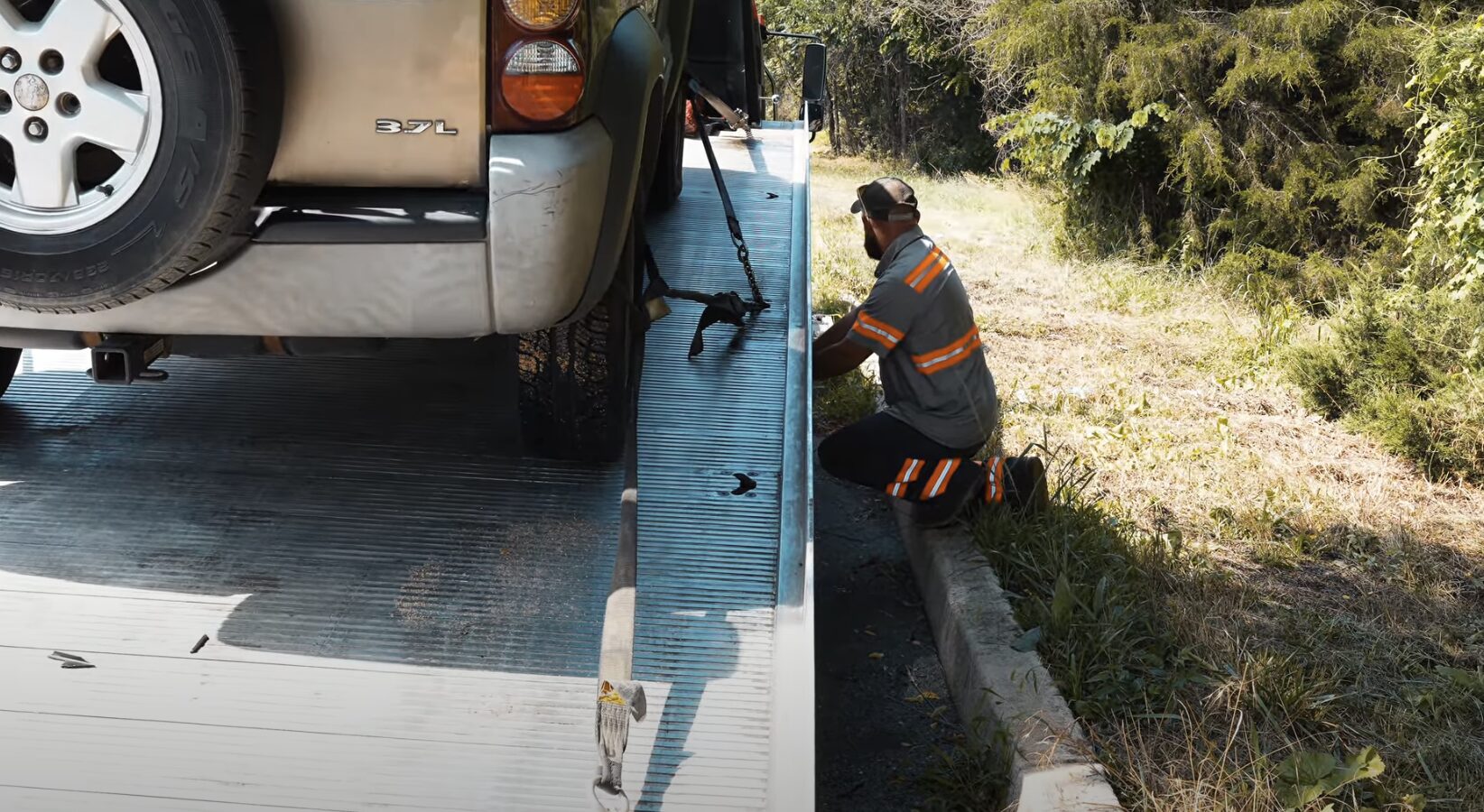 Professional Roadside Assistance - Edina Towing Service Professional technician providing roadside assistance